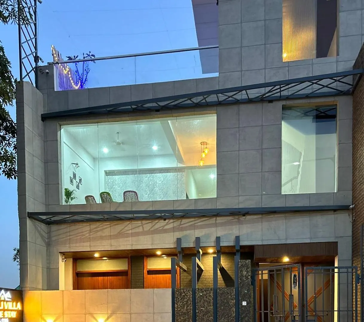 Kontakt z Saroj Villa
